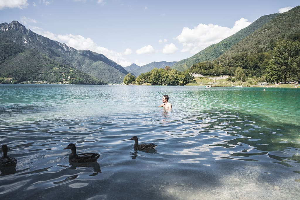 Naturlandschaft des Val di Ledro zwischen Seen und Bergen