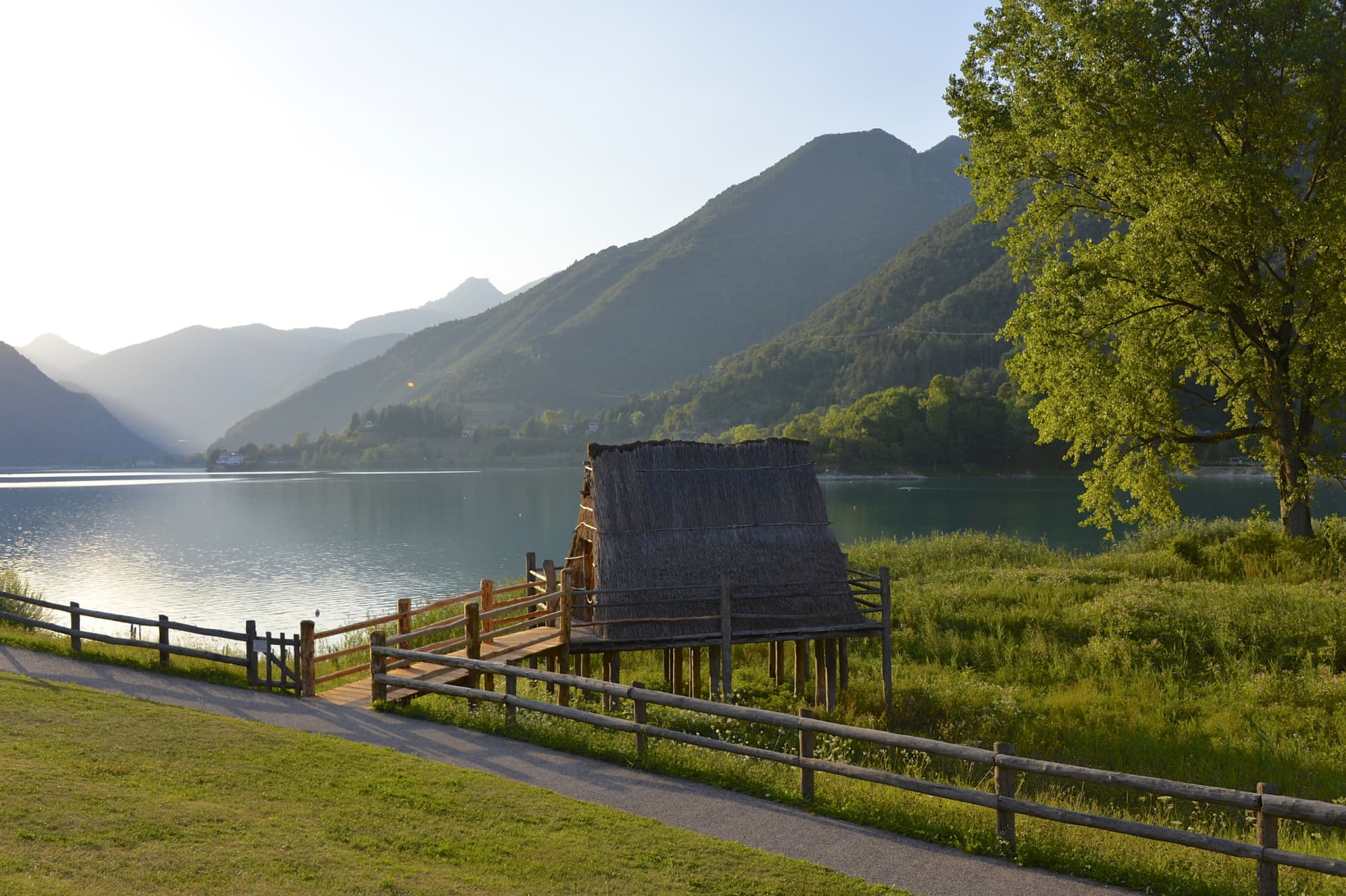 Rekonstruierte Pfahlbauhütte am Ufer des Ledrosees